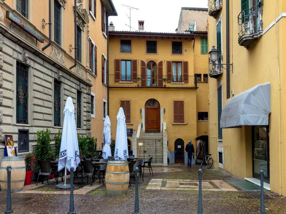 Palazzo Teatro Vecchio-Holiday Suites Salo Exterior photo